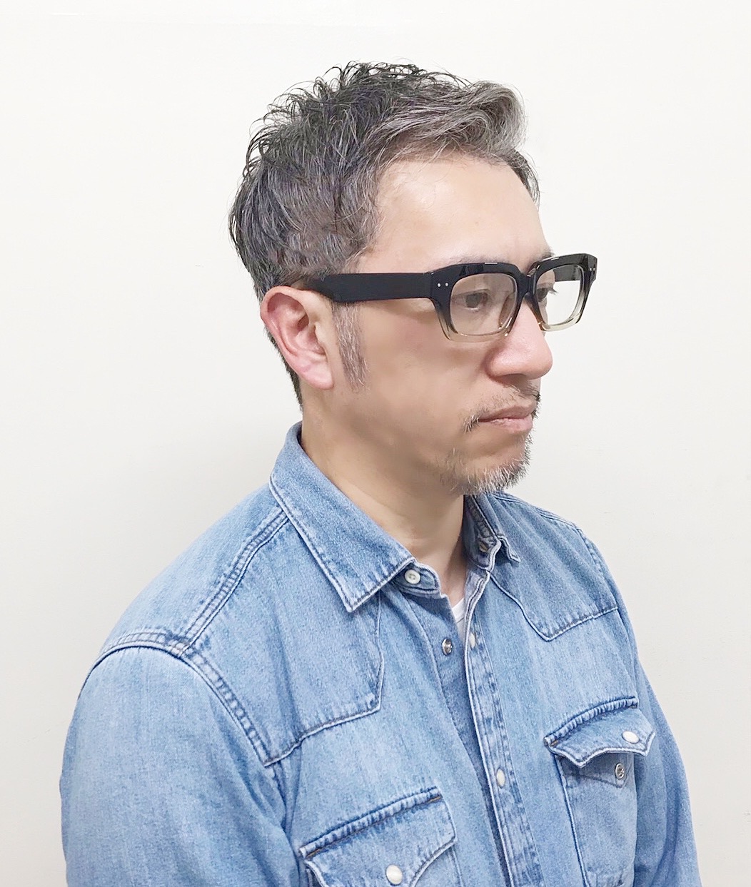 4、50代 グレーヘアを活かす渋さスタイル