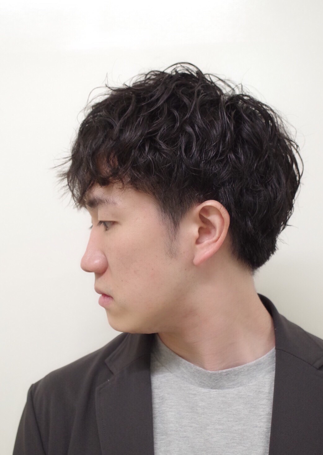 パーマで決まる大人カジュアルスーツスタイル