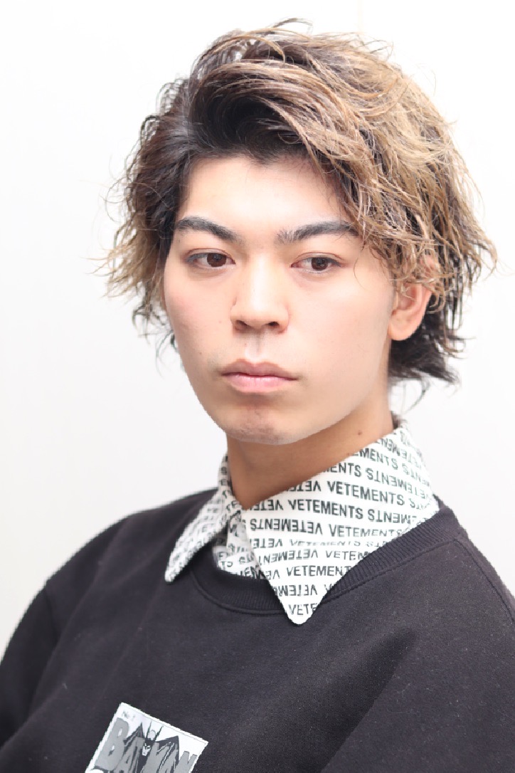 ミディアムアップバング波巻ミックスツーブロックスタイル