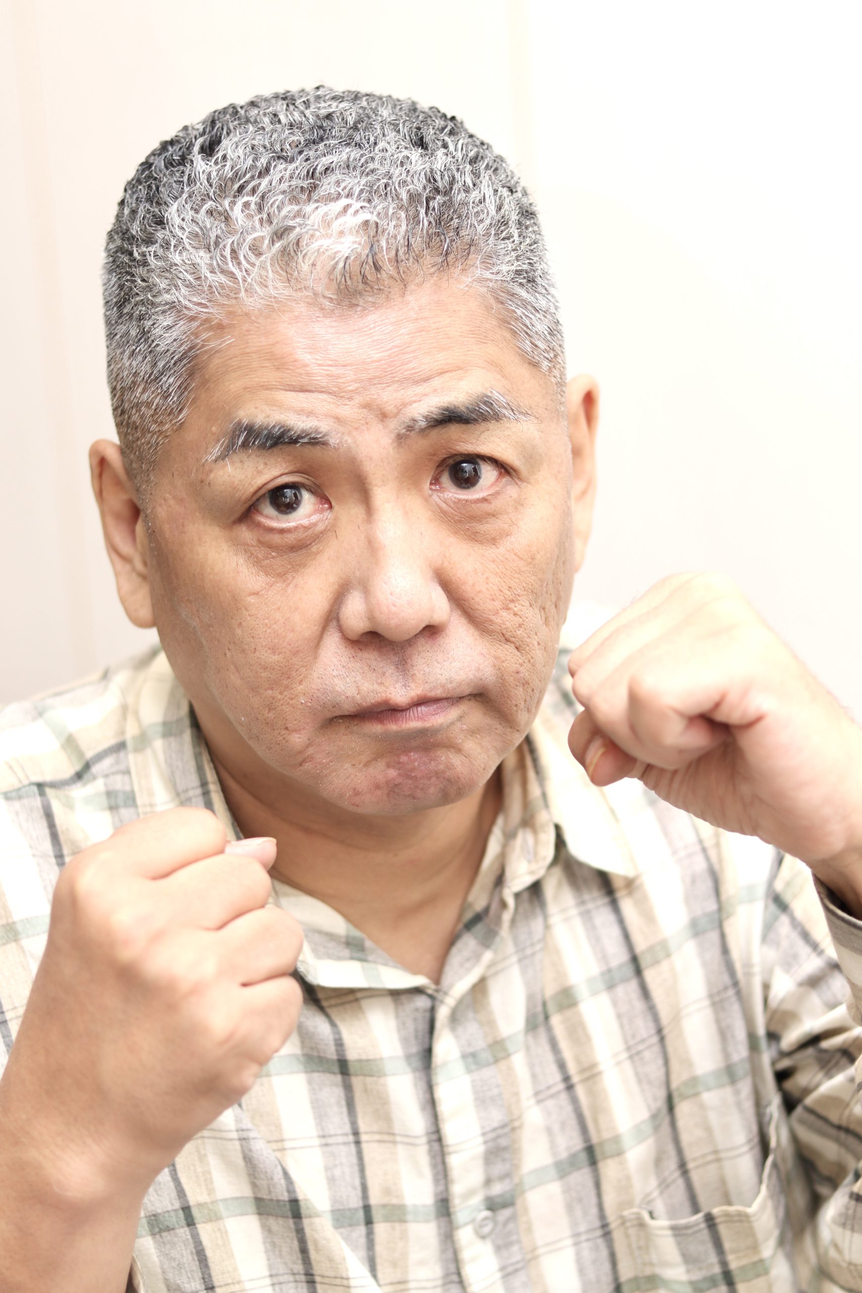 若く見せない年相応な刈り上げ下町アイロンパーマスタイル