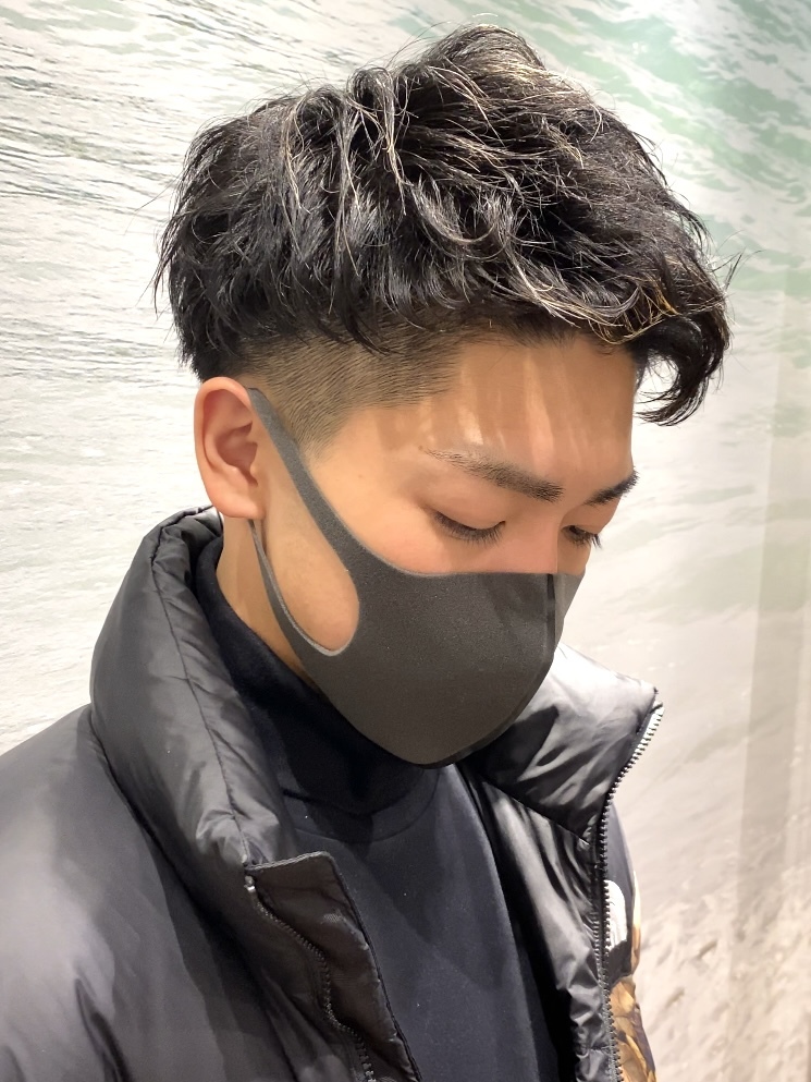 マスクに似合うフェードスパイラルパーマショートスタイル