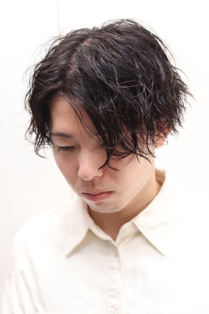 センターパート緩めツイストスパイラルパーマツーブロック