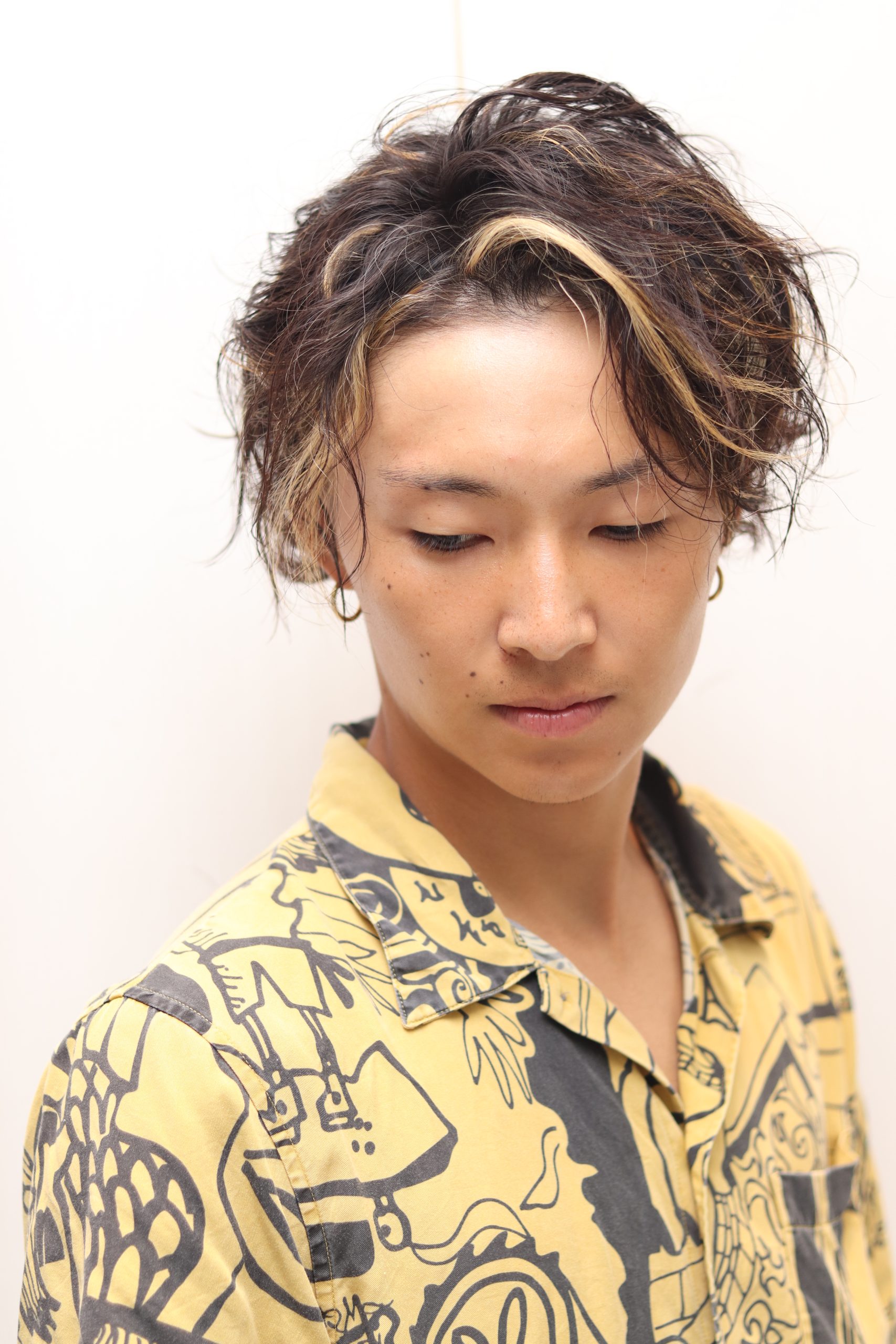 ツーブロックセンターパートスパイラルパーマハイライトメッシュ