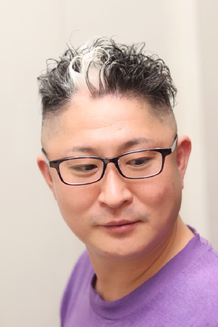 30代40代爽やかツーブロックフェードショートハードカールパーマ