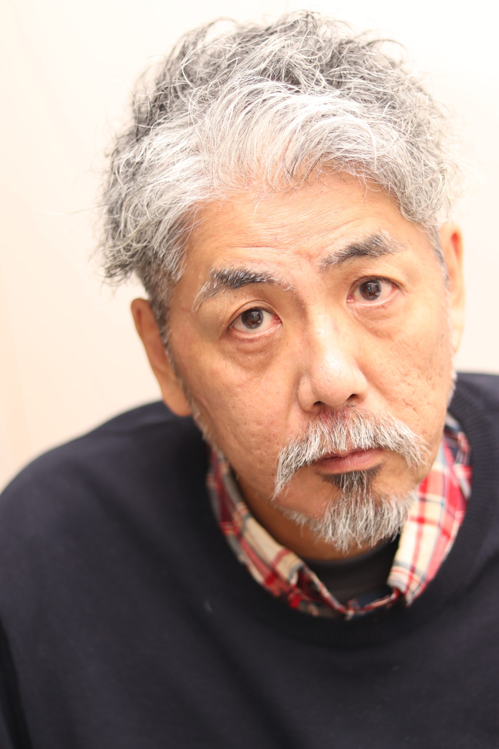 白髪でも若々しく!グレーヘアアップバングツーブロック