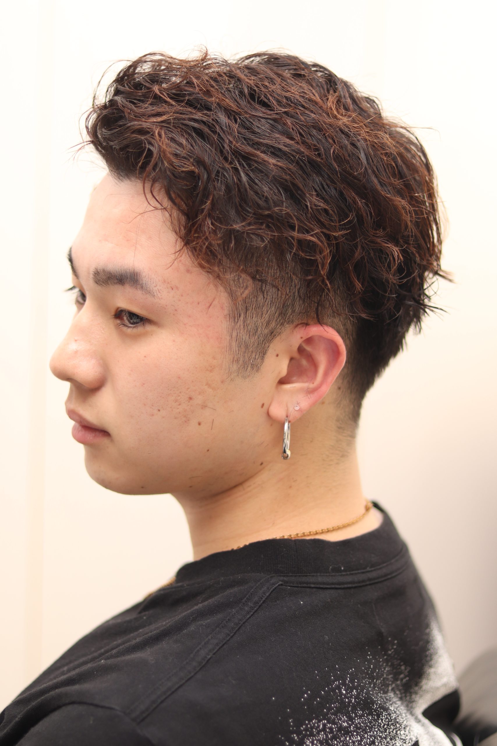 20代ツーブロックスパイラルパーマ/アップバングスタイル