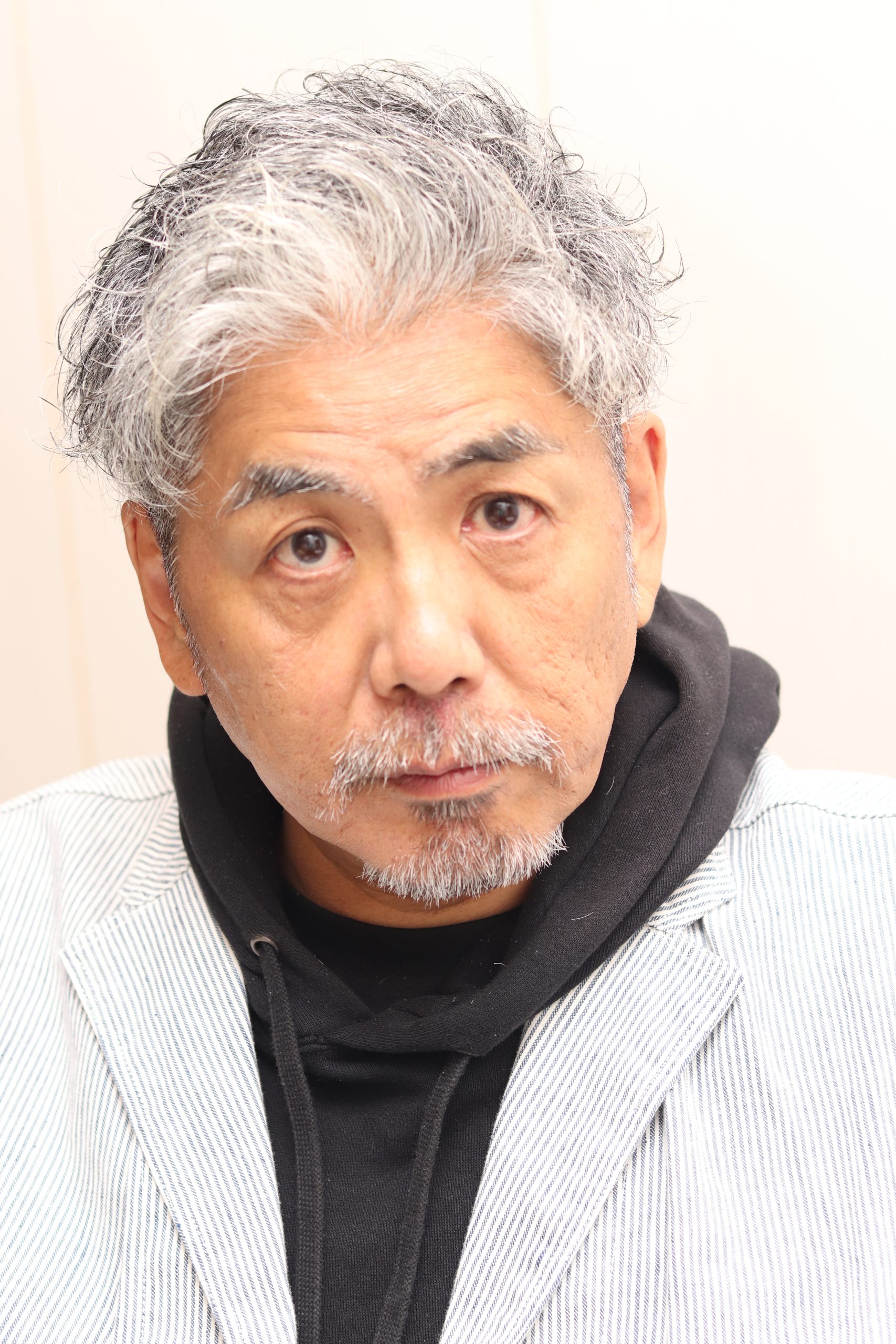 60代カジュアルツーブロックアップバングフェードパーマ