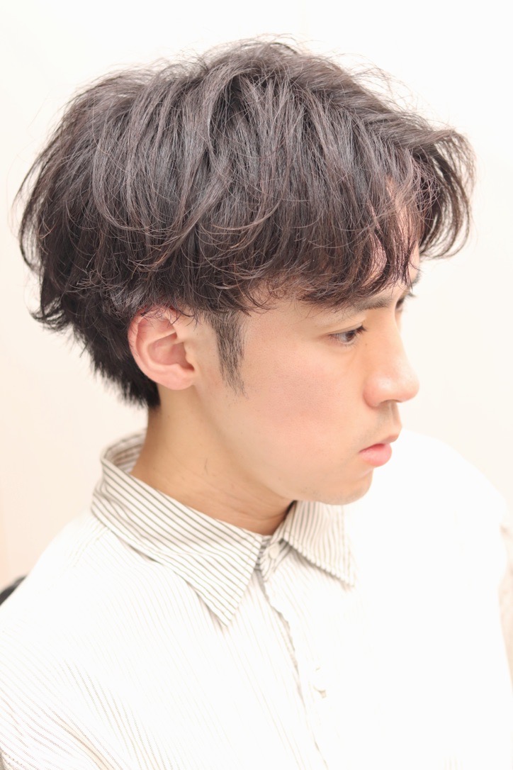 ビジネスもいけるセンターパートツーブロックでくせ毛風パーマ