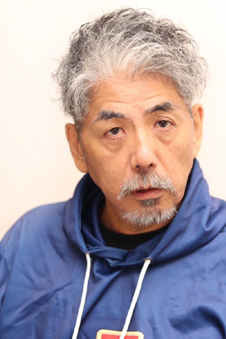 50代60代メンズクラウドマッシュ丸み束感ビジカジトレンド