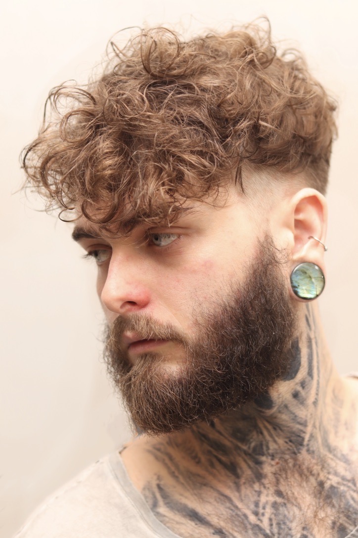 髭に合うツーブロック刈り上げフェードカット海外スタイル