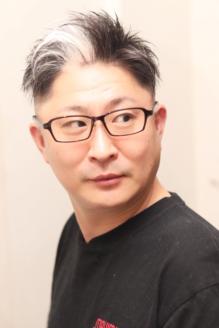 スキンフェードツーブロックアップバングホワイトハイライト