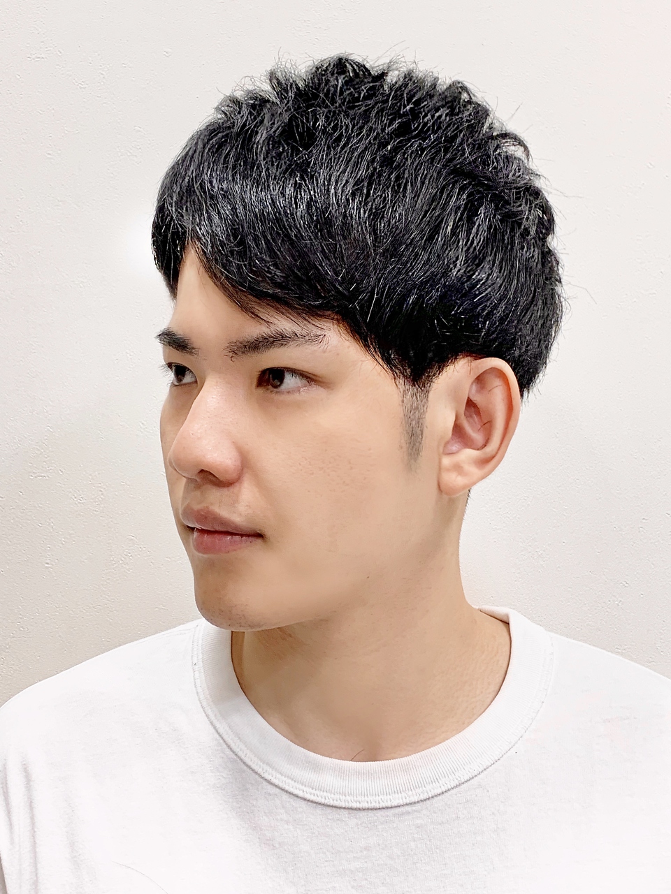 黒髪ツーブロック刈り上げスタイル