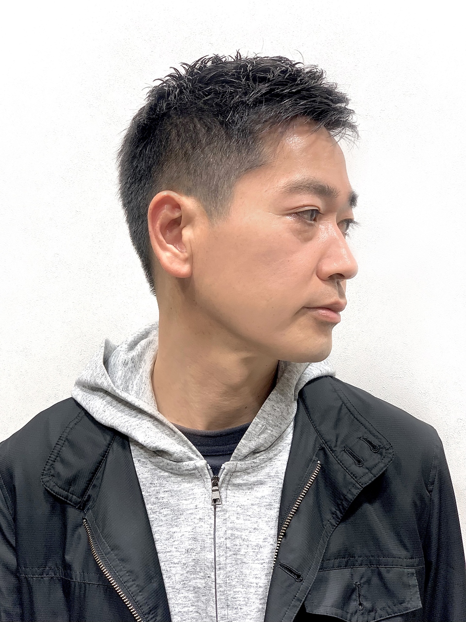 大人のツーブロ風アップバングショート