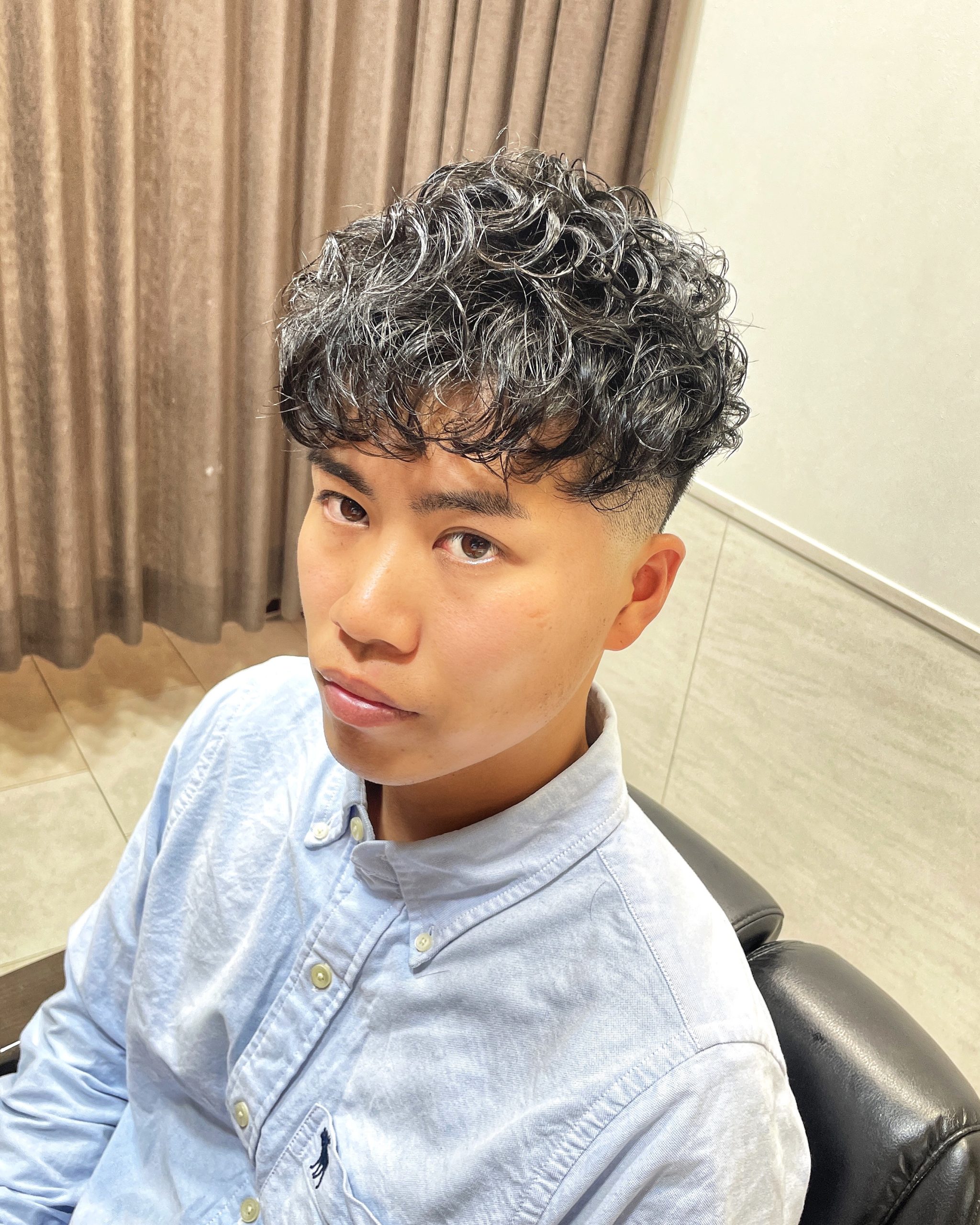 ツーブロックパーマくるくるメンズフェードスタイルジェルセット