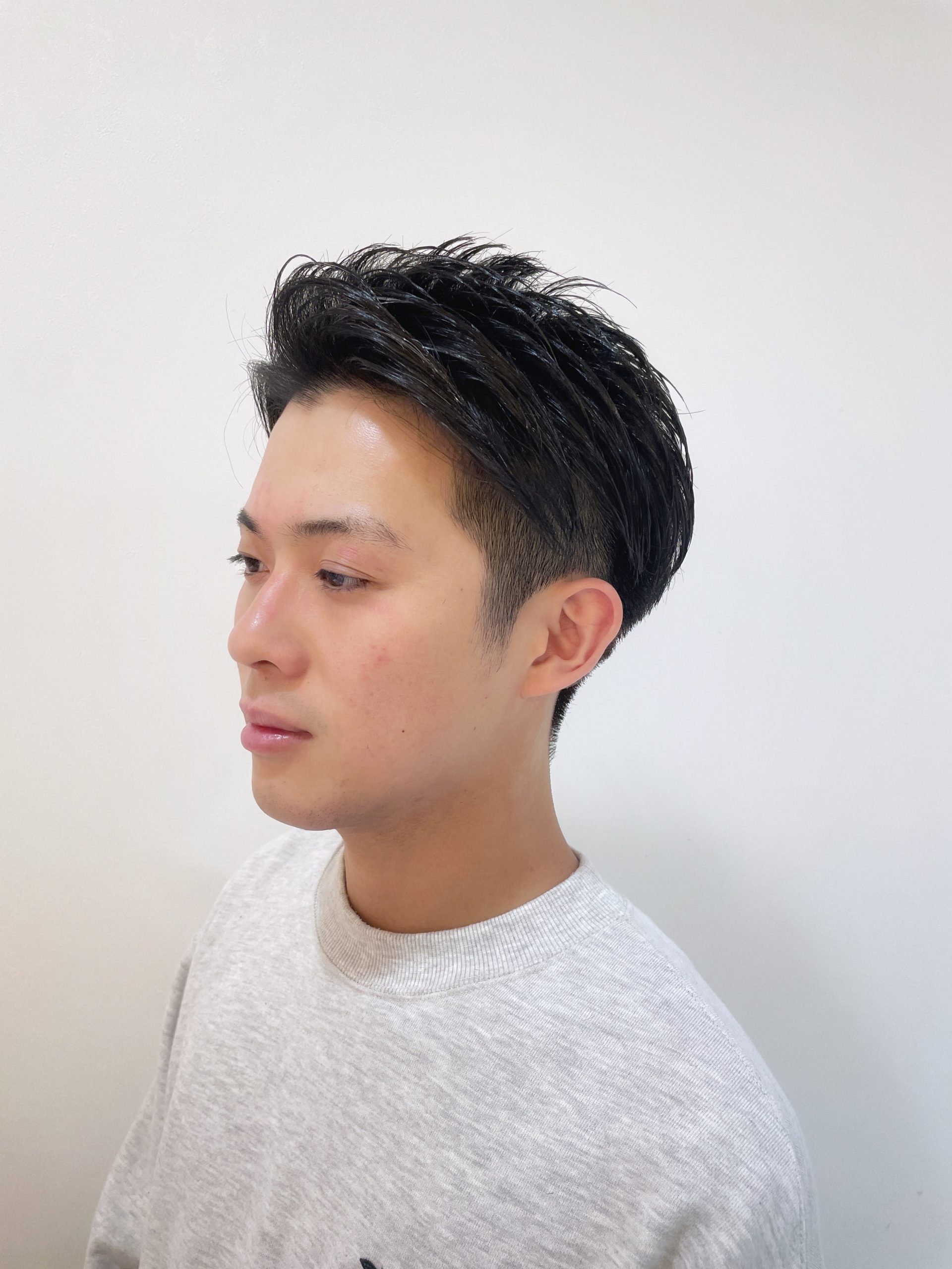 メンズ直毛ツーブロオールバック刈り上げジェルスタイル