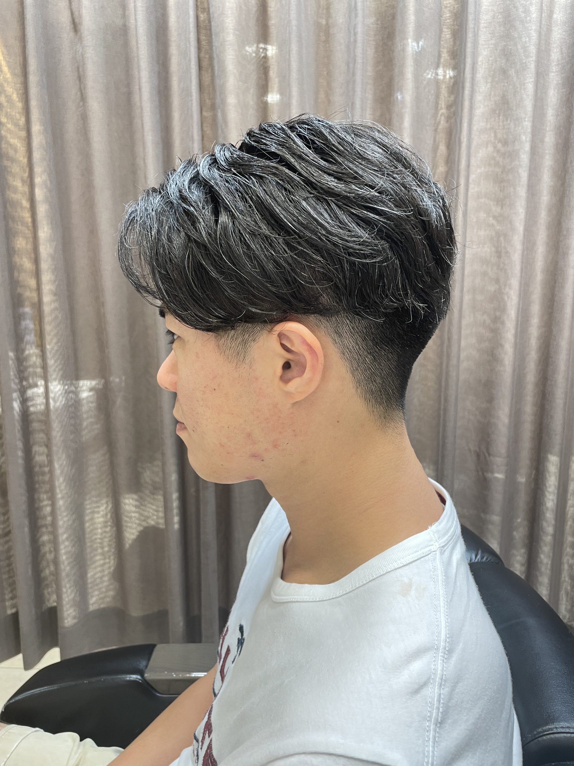 夏のメンズカルマ風パーマ/ツーブロック刈り上げジェルスタイル