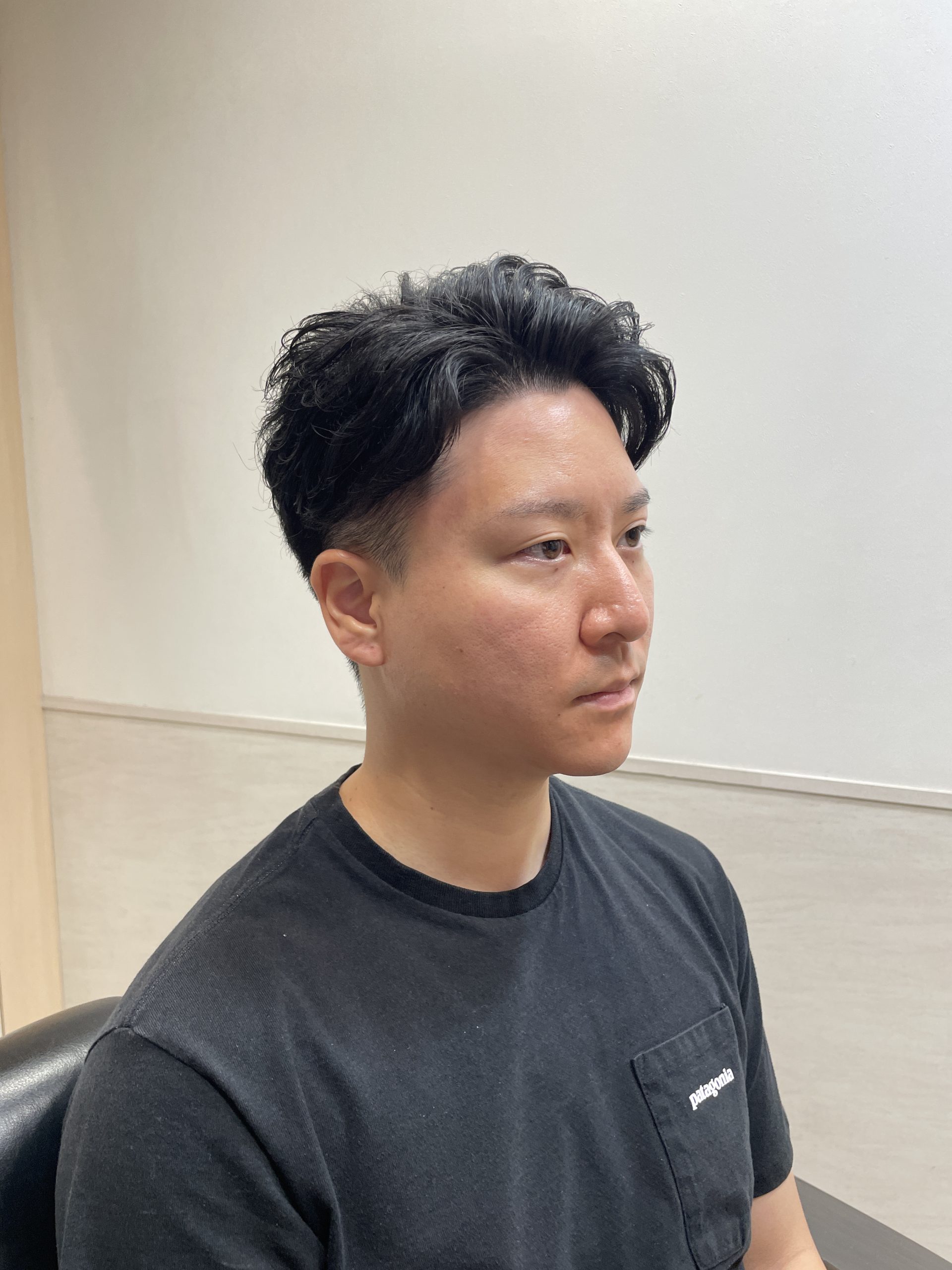 ビジネスでも使えるツーブロックパーマのメンズカジュアルスタイルです！！