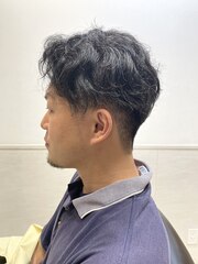 ツーブロックマッシュ癖毛風パーマカジュアルスタイル