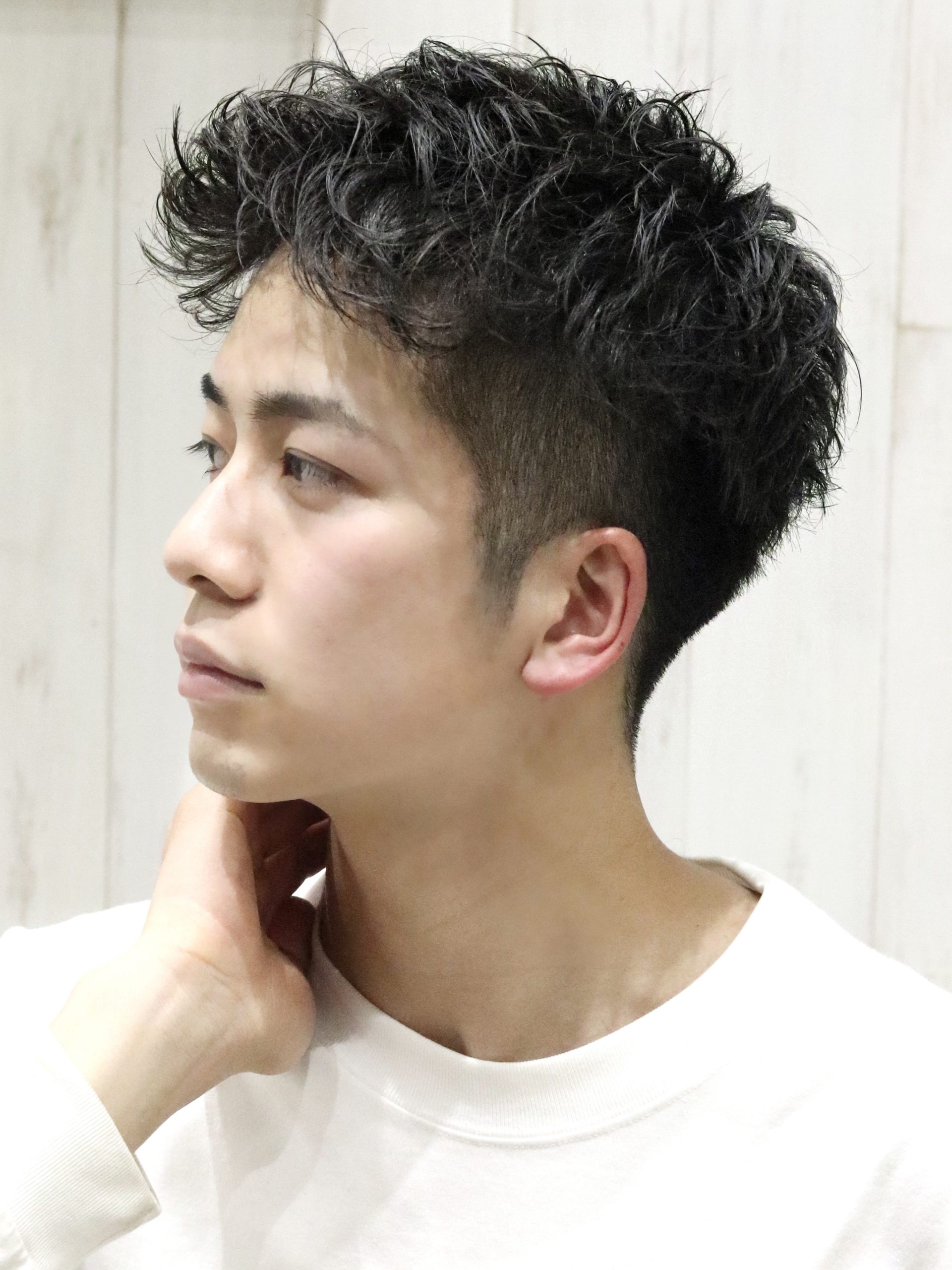 くせ毛風アイロンパーマツーブロックアップバングショート