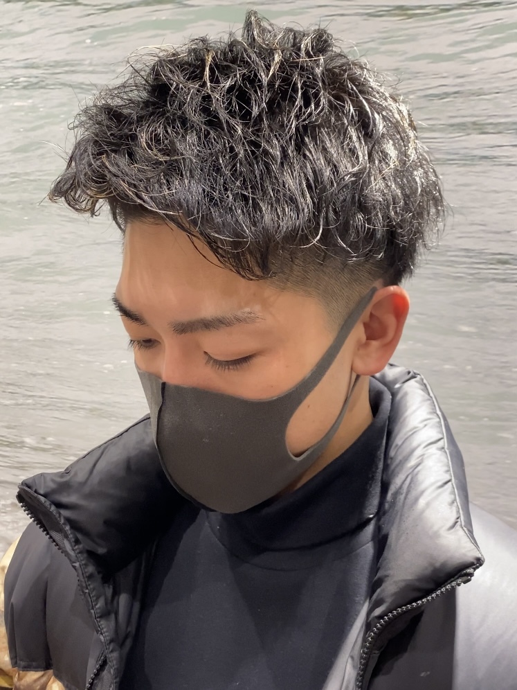 マスクに似合うツーブロックフェードアイロンパーマ