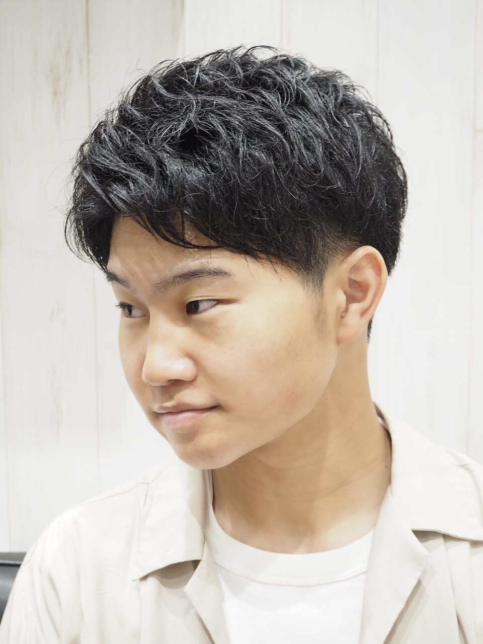 くせ毛を活かしたツーブロックアップバングリバースショート