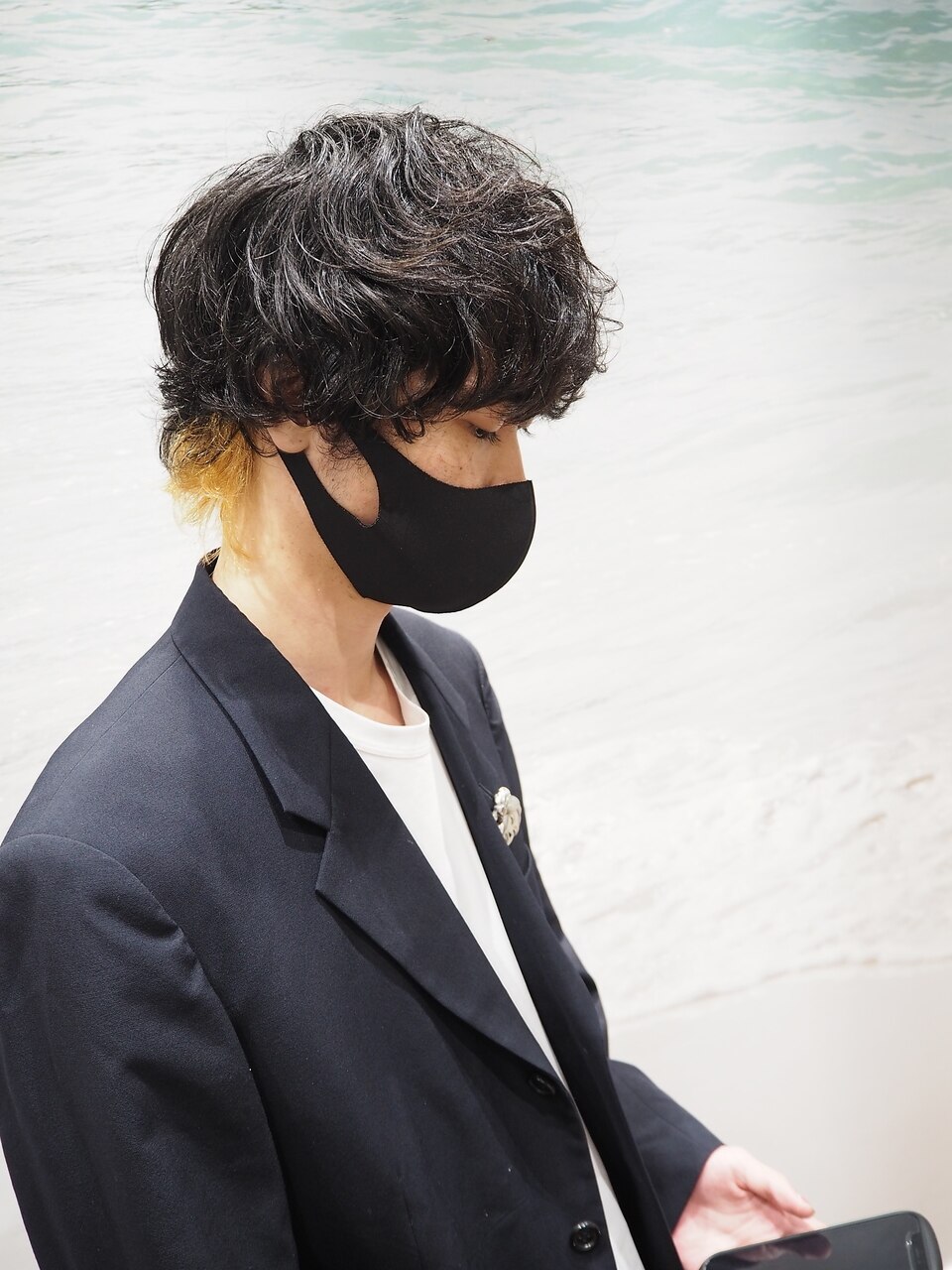 マスクも似合うメンズビジネスマッシュウルフインナーカラー